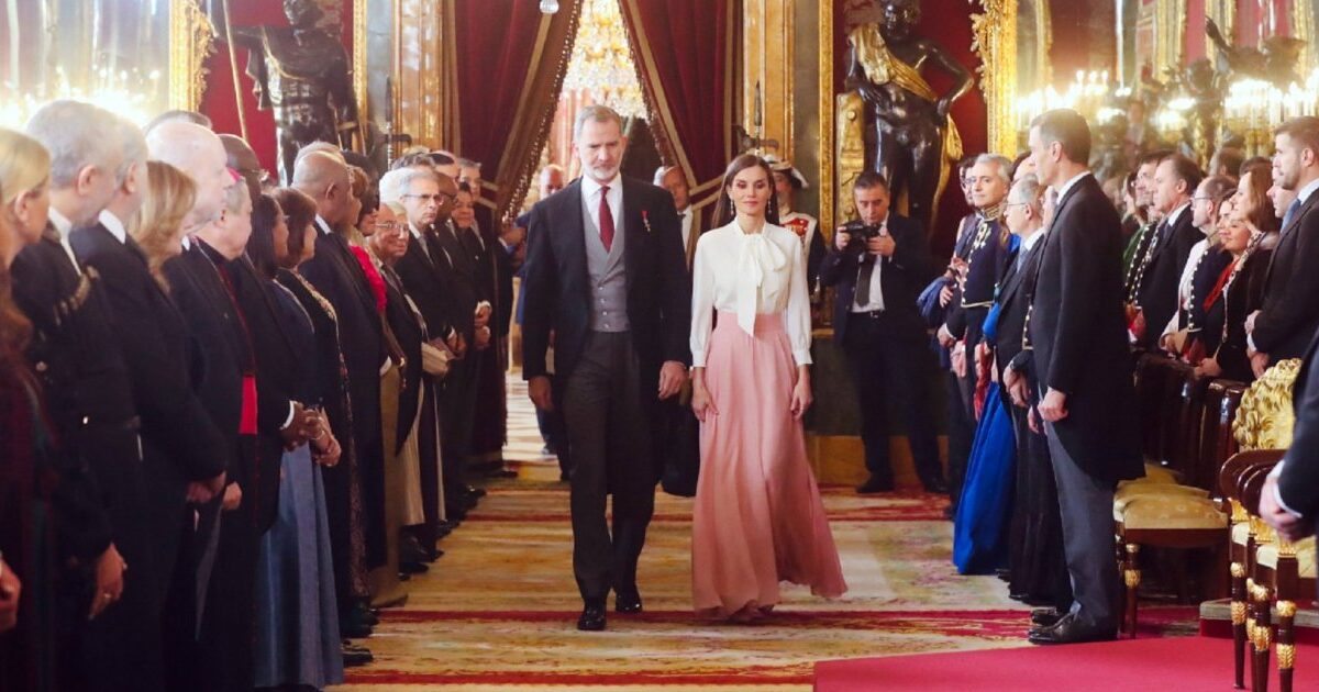 (VÍDEO) Sonoro desplante del embajador de Irán ante la reina: fulminante reacción de Letizia