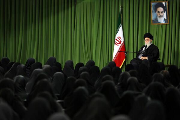 El líder de Irán reivindica el velo obligatorio y espera que el Islam influya en la "decadencia" de Occidente