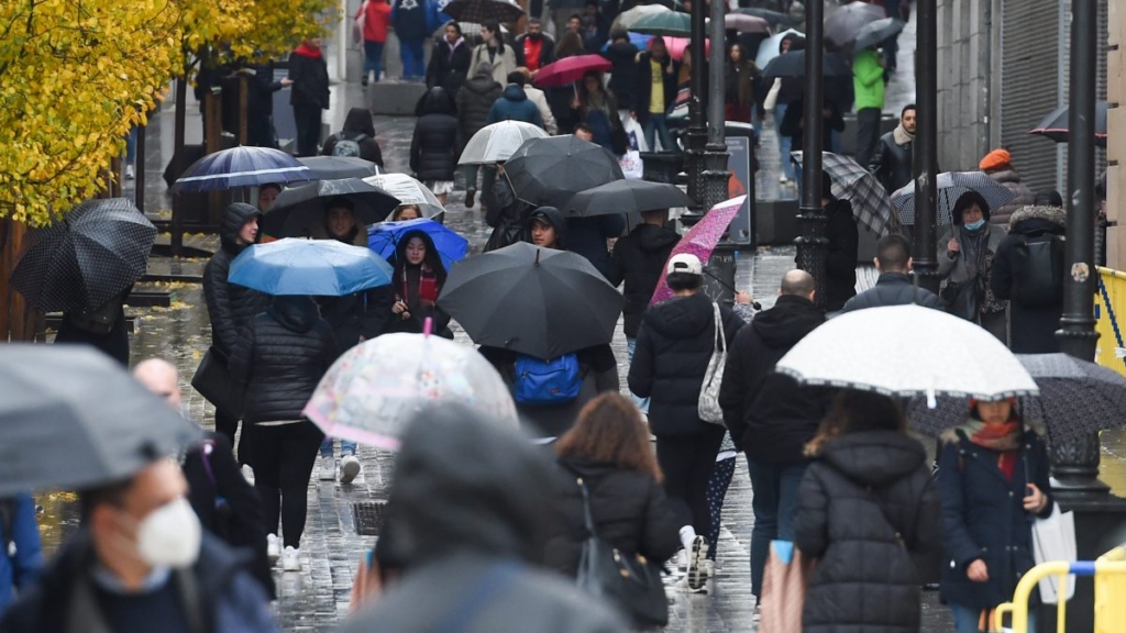 Personas con paraguas en Madrid. 
