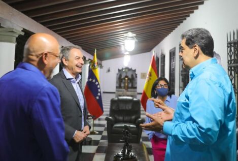 Maduro recibe a Zapatero en Caracas para abordar el inicio del diálogo con la oposición