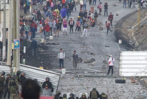 Miles de manifestantes se enfrentan a la Policía durante las protestas contra Boluarte en Perú
