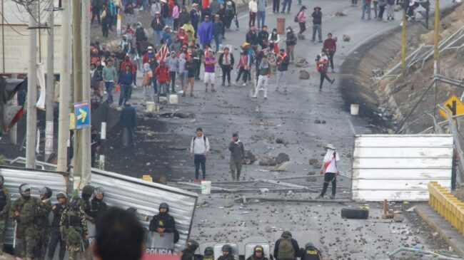 Miles de manifestantes se enfrentan a la Policía durante las protestas contra Boluarte en Perú