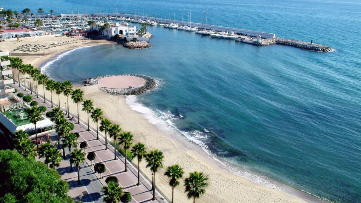 La mujer hallada en una playa de Marbella sin manos ni cabeza podría llevar un día muerta