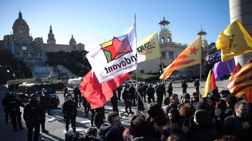 Un cordón de Mossos d'Esquadra frente a los participantes en la manifestación independentista contra la cumbre.  Foto: Kike Rincón (Europa Press). 
