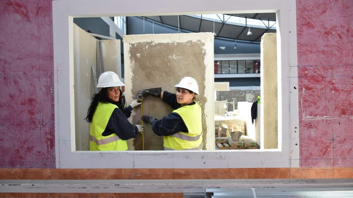 La contratación de mujeres en la construcción aumenta un 6% pero apenas representan el 11%