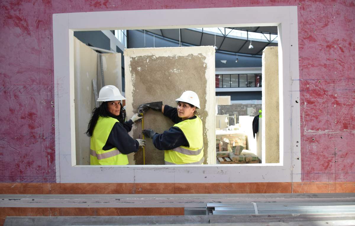 La contratación de mujeres en la construcción aumenta un 6% pero apenas representan el 11%