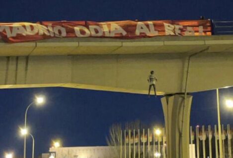 Cuelgan de un puente un muñeco de Vinicius horas antes del Real Madrid-Atlético