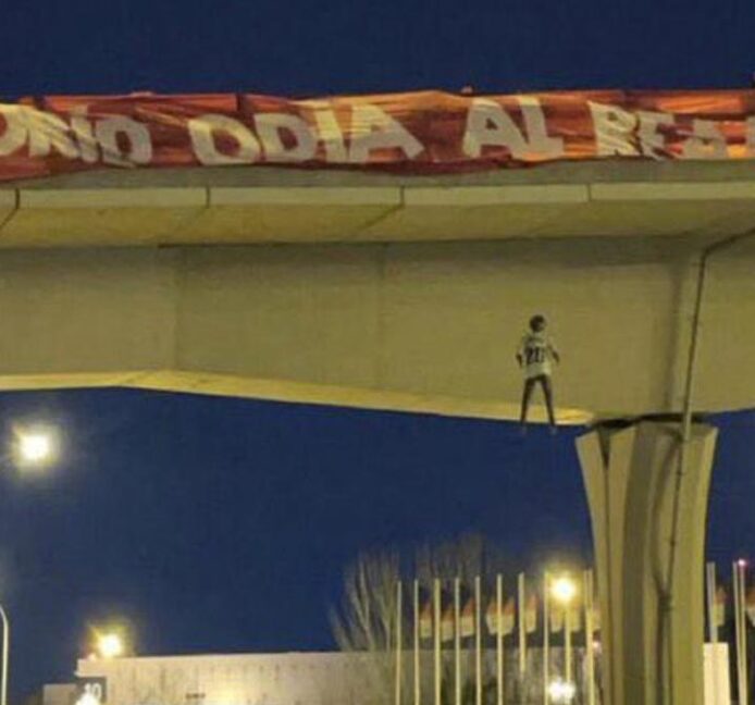 Cuelgan de un puente un muñeco de Vinicius horas antes del Real Madrid-Atlético