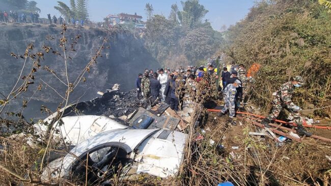 (VÍDEO) Un avión se estrella en Nepal con 72 personas a bordo: hay al menos 68 muertos