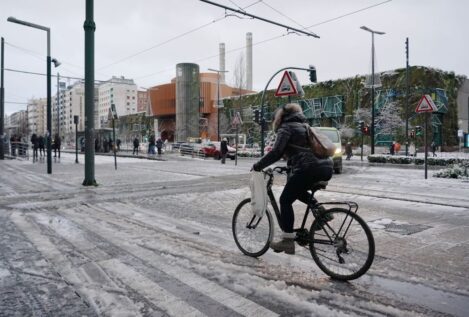 La nieve dificulta el tráfico en más de un centenar de vías principales