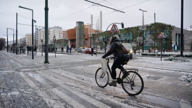 La nieve dificulta el tráfico en más de un centenar de vías principales