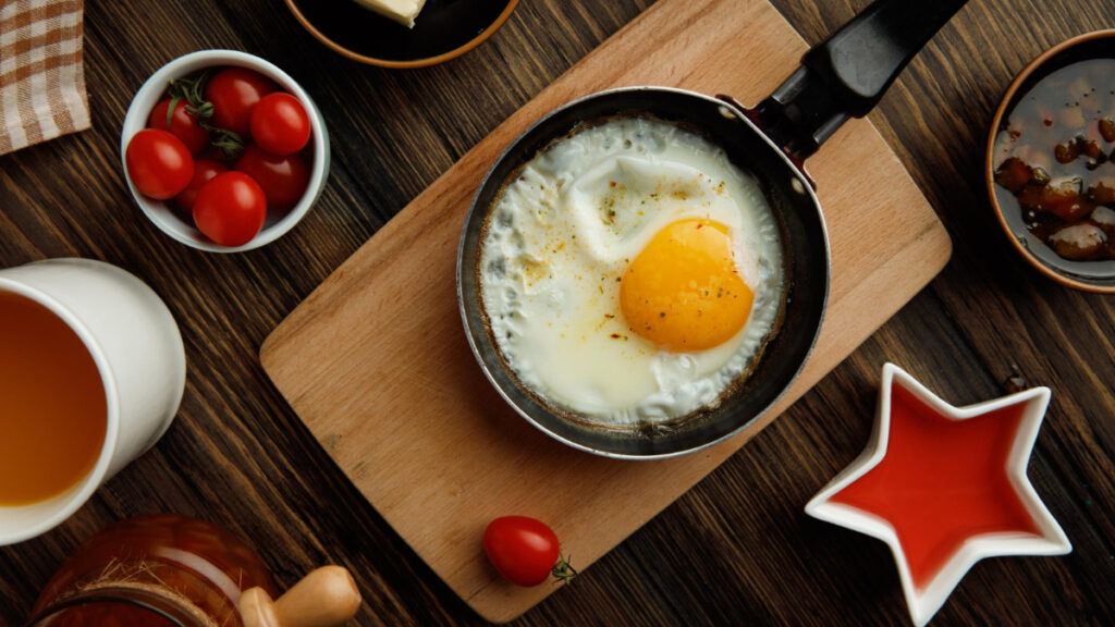 Un huevo a la plancha, un ingrediente que incluye unas cuantas proteínas a nuestra dieta