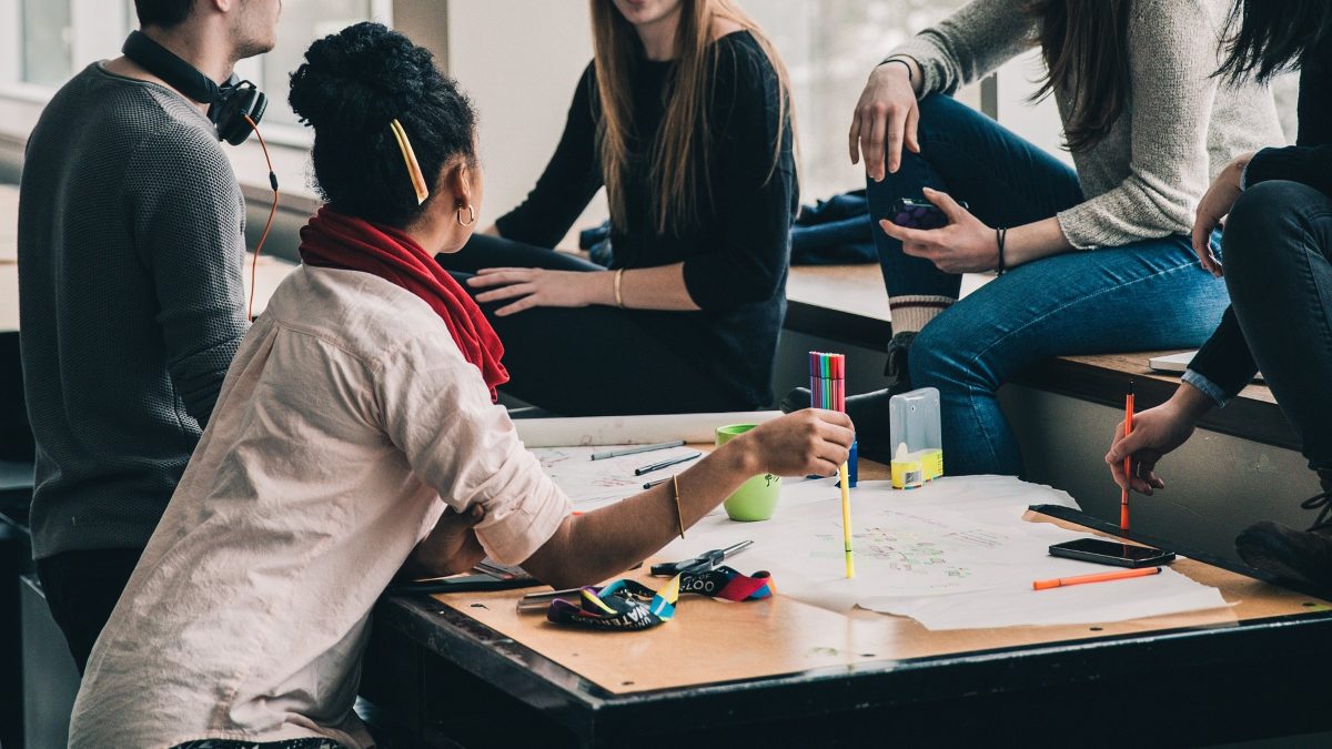 Un grupo de personas trabajando. 