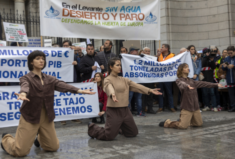 Miles de personas protestan en Madrid por los recortes en el trasvase del Tajo-Segura