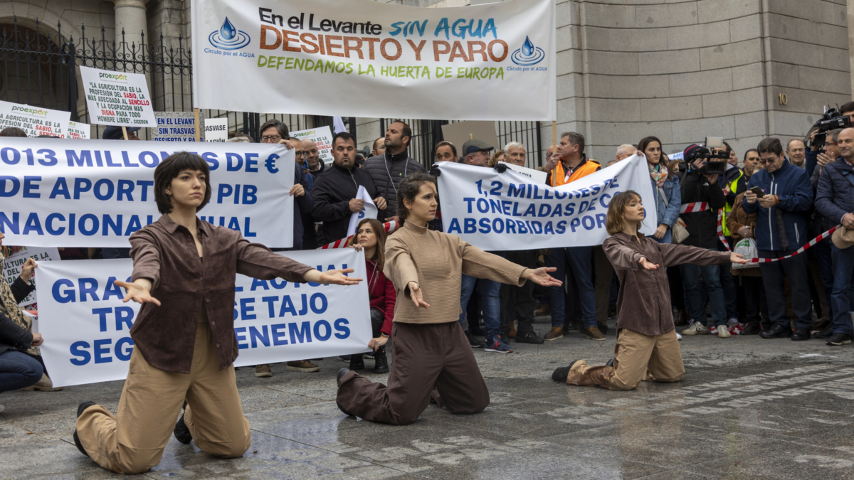 Miles de personas protestan en Madrid por los recortes en el trasvase del Tajo-Segura