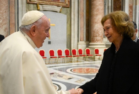 La Reina Sofía mantiene un encuentro con el papa Francisco por el funeral de Benedicto XVI
