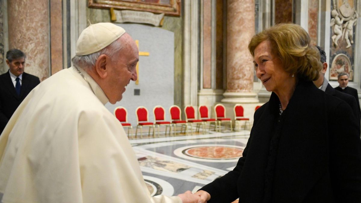 La Reina Sofía mantiene un encuentro con el papa Francisco por el funeral de Benedicto XVI