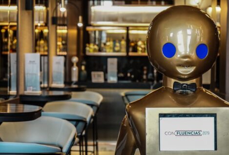 Manolito, Tokyo... los robots españoles que sirven mesas, piden taxis y ayudan a ancianos