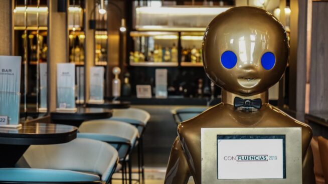 Manolito, Tokyo... los robots españoles que sirven mesas, piden taxis y ayudan a ancianos