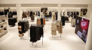 Las copias, la moda ultrarrápida y la burbuja china obligan a repensar la industria del lujo