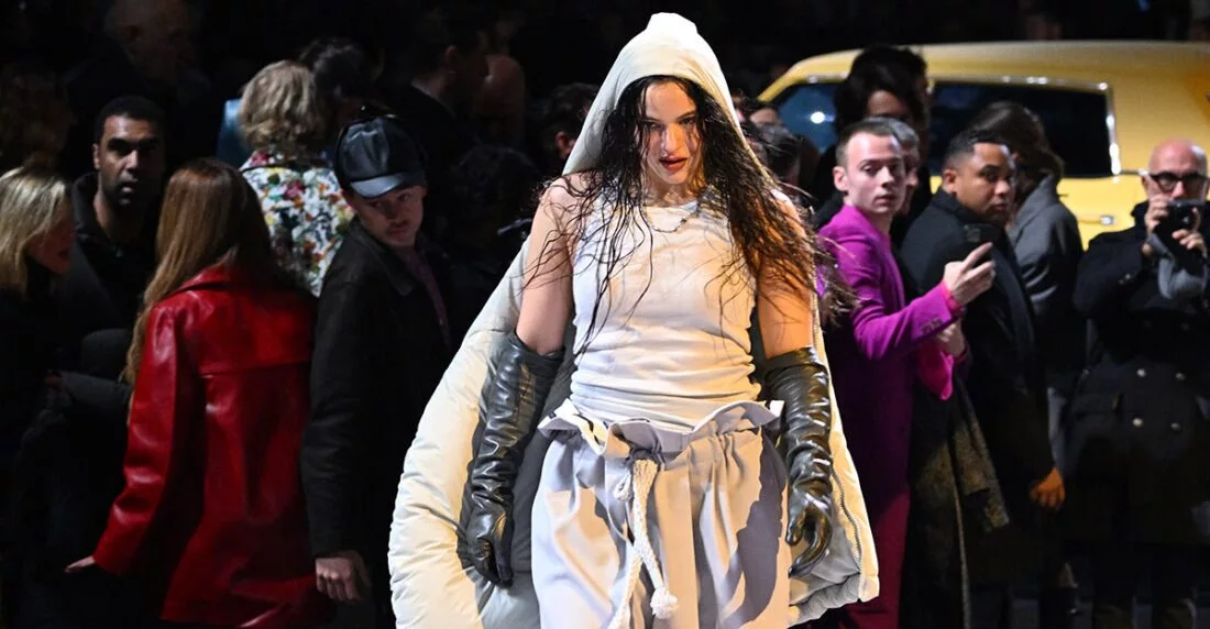 Rosalía se corona en el desfile de Louis Vuitton en París

