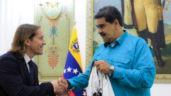 Míchel Salgado se reúne con Maduro y le regala camisetas del Real Madrid