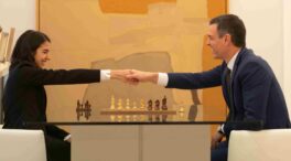 Pedro Sánchez disputa una partida con la ajedrecista iraní que compitió sin velo