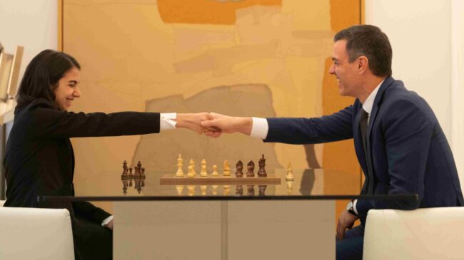 Pedro Sánchez disputa una partida con la ajedrecista iraní que compitió sin velo