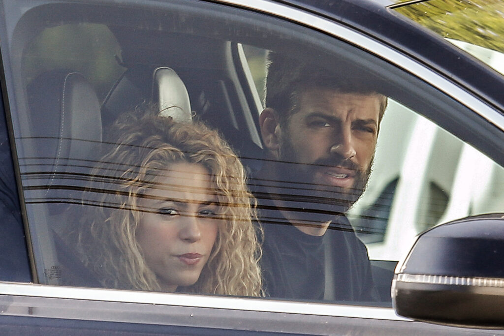 Shakira y Piqué en un coche. Gtres