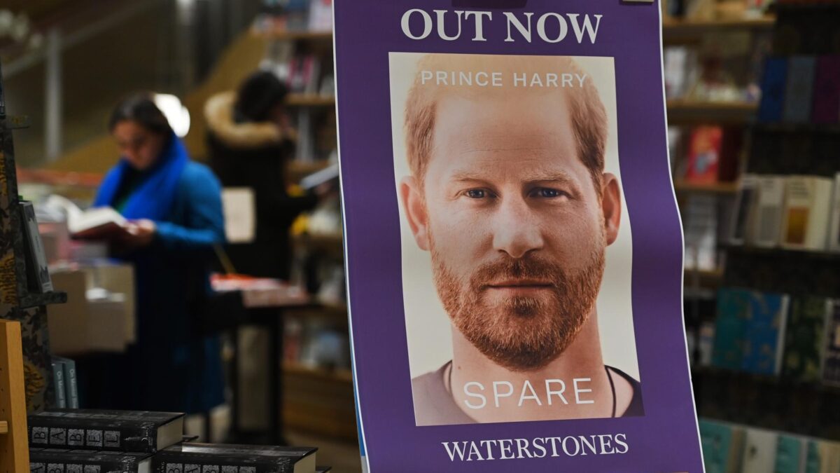 Las librerías británicas se pasan el juego: así luce uno de sus escaparates tras publicarse la biografía del príncipe Harry