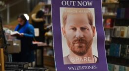 Las librerías británicas se pasan el juego: así luce uno de sus escaparates tras publicarse la biografía del príncipe Harry