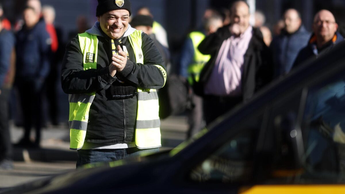 (VÍDEO) Ayuso también recibe desde el sector del taxi: su líder en Barcelona la llama «terrorista»