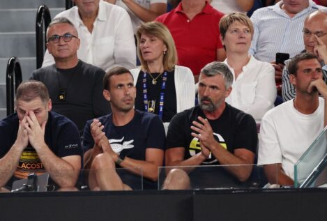 Ucrania pide al Abierto de Australia que vete al padre de Djokovic por posar junto a un prorruso