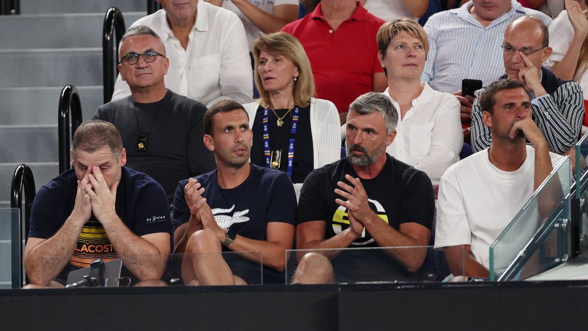 Ucrania pide al Abierto de Australia que vete al padre de Djokovic por posar junto a un prorruso