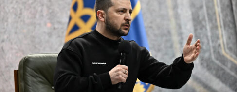 Zelenski ve «inevitable» la victoria Ucrania en el aniversario de la guerra: «Somos invencibles»