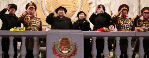 Una misteriosa niña que acompaña a Kim Jong Un eclipsa el desfile militar de Corea del Norte