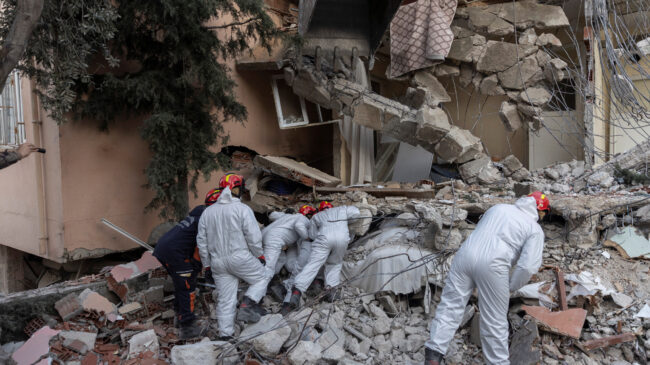 Turquía suspende las operaciones de rescate tras el terremoto salvo en dos provincias
