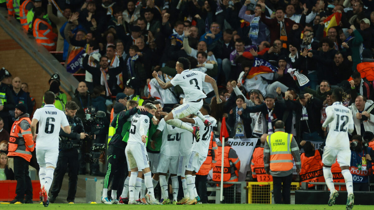 El Real Madrid pone un pie y medio en cuartos de final después de una exhibición en Liverpool