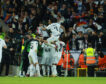 El Real Madrid pone un pie y medio en cuartos de final después de una exhibición en Liverpool