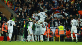 El Real Madrid pone un pie y medio en cuartos de final después de una exhibición en Liverpool