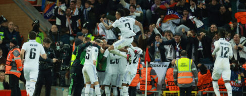 El Real Madrid pone un pie y medio en cuartos de final después de una exhibición en Liverpool