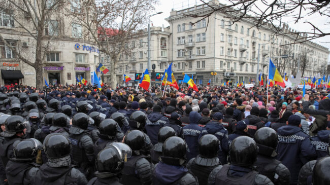 Manifestantes prorrusos intentan acceder a la sede del Gobierno de Moldavia