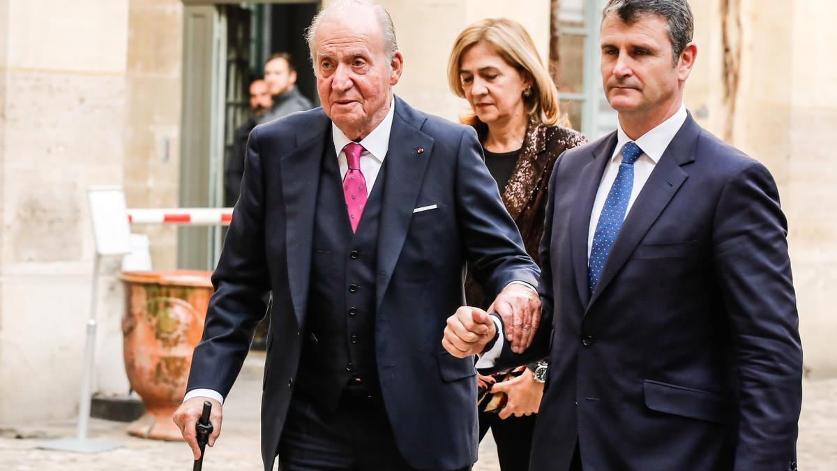 El rey emérito deja entrever su vuelta a España durante su viaje a París para acompañar a Vargas Llosa