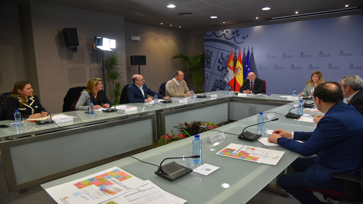 Carnero explica las  «ventajas» del «cheque bebé» en Castilla y León