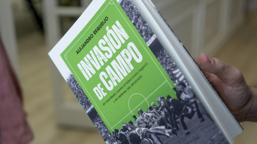 Detalle del libro ‘Invasión de campo’, el primer libro del periodista Alejandro Requeijo