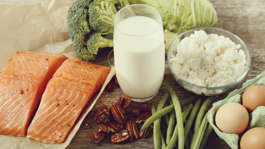 Alimentos ricos en vitamina D como la leche o el salmón