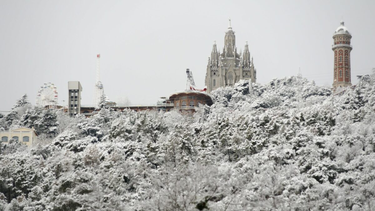 (VÍDEO) Las impresionantes imágenes que ha dejado la nieve en el litoral catalán: el Tibidabo se cubre de blanco