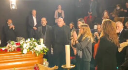 La cantante Jeanette dedica "Por qué te vas" a Carlos Saura en su capilla ardiente