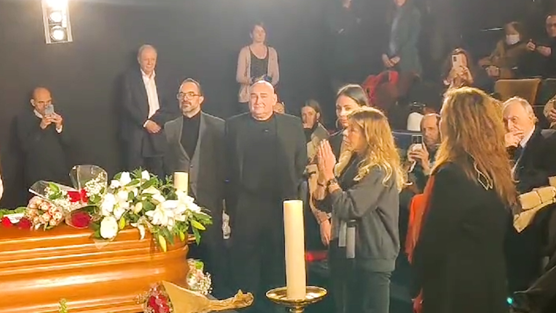 La cantante Jeanette dedica "Por qué te vas" a Carlos Saura en su capilla ardiente