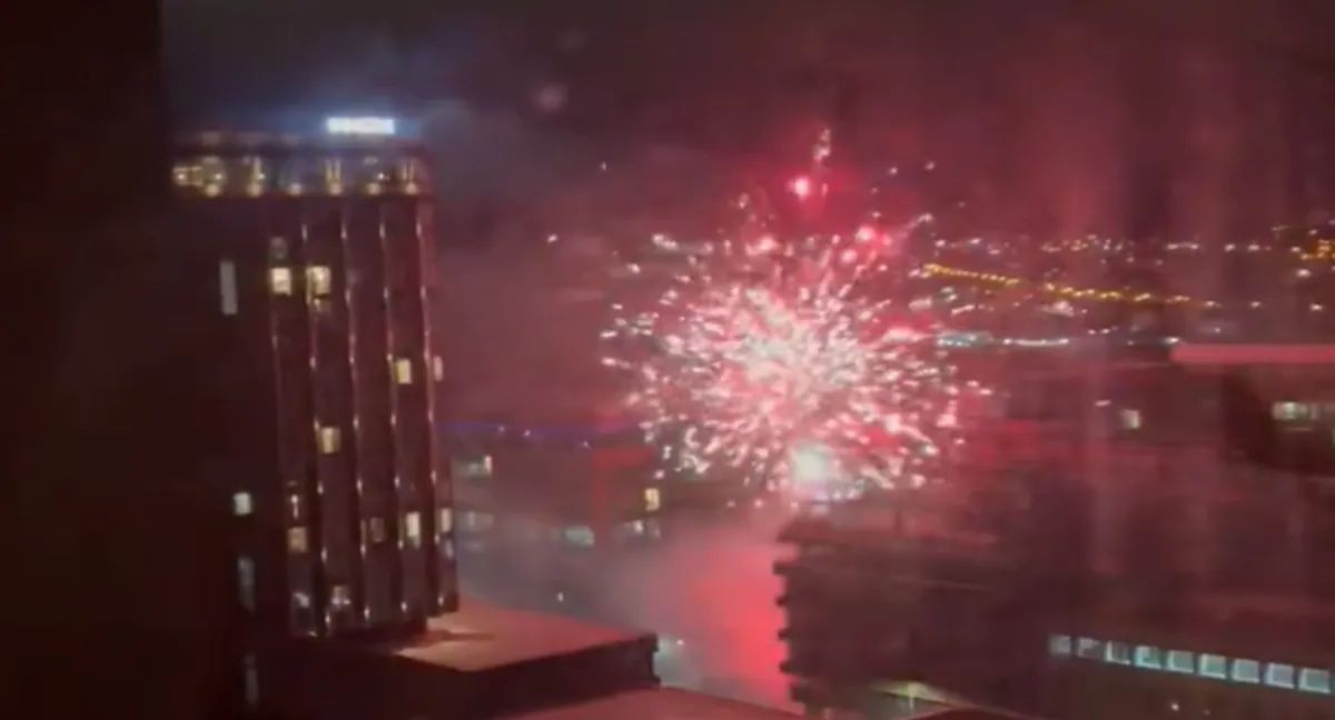 (VÍDEO) Los aficionados del Liverpool montan un show de fuegos artificiales de madrugada en el hotel del Real Madrid